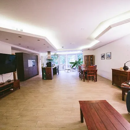 Grosse & Voll Ausgestattete Apartments, Studios, Doppelzimmer, Workspace, Parkplatz, Netflix, Prime & Schnelles Wifi In Ruhiger Lage Mit Garten