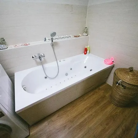 Grosse & Voll Ausgestattete Apartments, Studios, Doppelzimmer, Workspace, Parkplatz, Netflix, Prime & Schnelles Wifi In Ruhiger Lage Mit Garten
