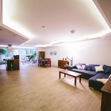 Daire Grosse & Voll Ausgestattete Apartments, Studios, Doppelzimmer, Workspace, Parkplatz, Netflix, Prime & Schnelles Wifi In Ruhiger Lage Mit Garten *