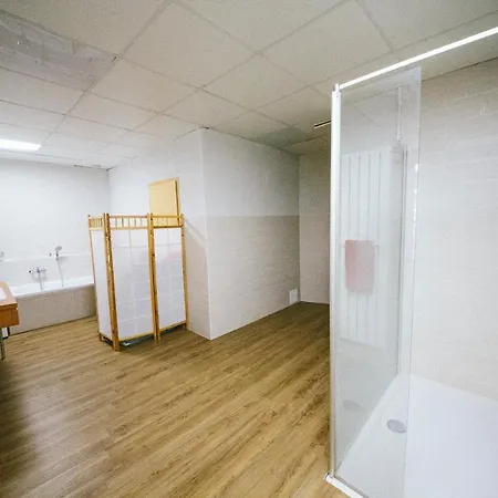 Grosse & Voll Ausgestattete Apartments, Studios, Doppelzimmer, Workspace, Parkplatz, Netflix, Prime & Schnelles Wifi In Ruhiger Lage Mit Garten