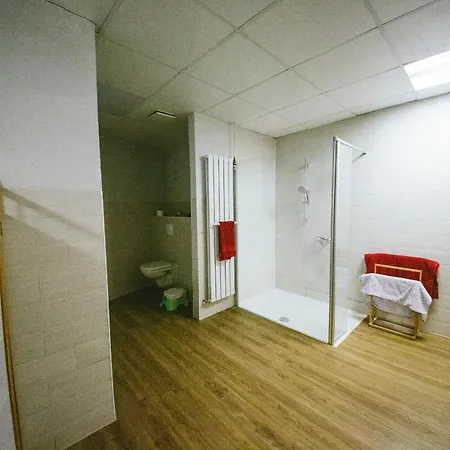 Grosse & Voll Ausgestattete Apartments, Studios, Doppelzimmer, Workspace, Parkplatz, Netflix, Prime & Schnelles Wifi In Ruhiger Lage Mit Garten *