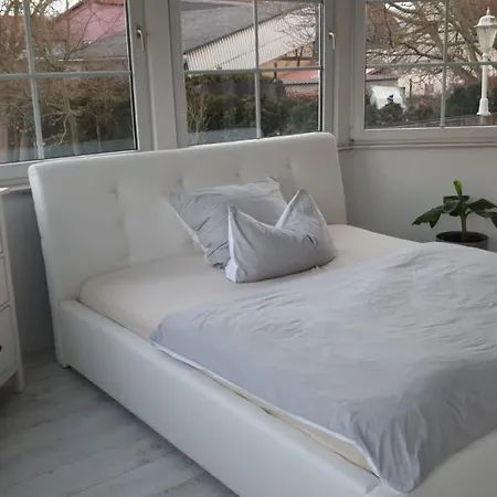 Grosse & Voll Ausgestattete Apartments, Studios, Doppelzimmer, Workspace, Parkplatz, Netflix, Prime & Schnelles Wifi In Ruhiger Lage Mit Garten
