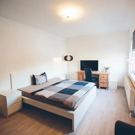 Grosse & Voll Ausgestattete Apartments, Studios, Doppelzimmer, Workspace, Parkplatz, Netflix, Prime & Schnelles Wifi In Ruhiger Lage Mit Garten *