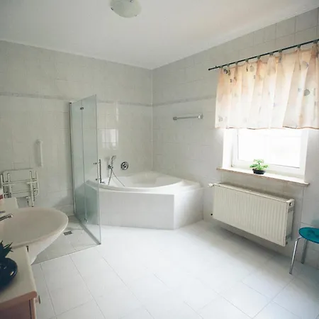 Grosse & Voll Ausgestattete Apartments, Studios, Doppelzimmer, Workspace, Parkplatz, Netflix, Prime & Schnelles Wifi In Ruhiger Lage Mit Garten Daire Rudolstadt