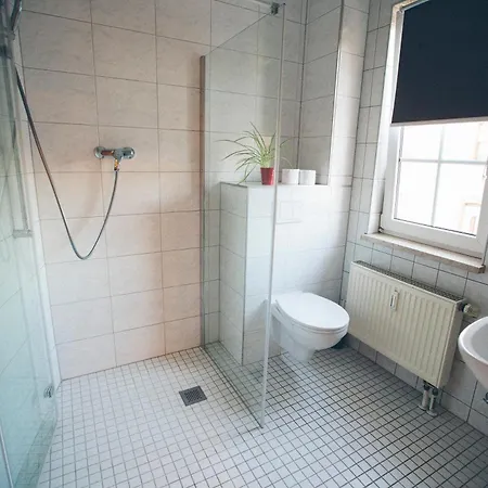 Grosse & Voll Ausgestattete Apartments, Studios, Doppelzimmer, Workspace, Parkplatz, Netflix, Prime & Schnelles Wifi In Ruhiger Lage Mit Garten Daire *