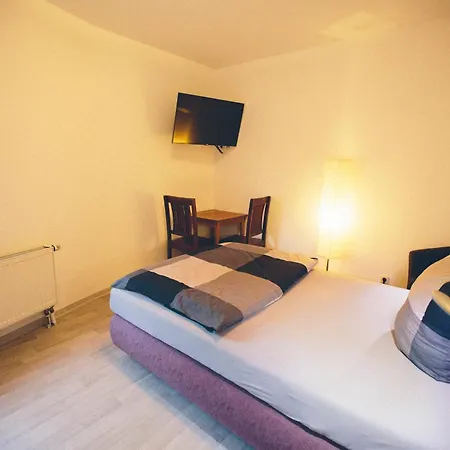 Grosse & Voll Ausgestattete Apartments, Studios, Doppelzimmer, Workspace, Parkplatz, Netflix, Prime & Schnelles Wifi In Ruhiger Lage Mit Garten Apartment