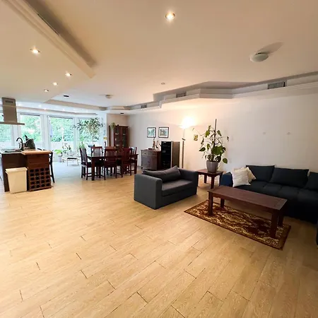 Grosse & Voll Ausgestattete Apartments, Studios, Doppelzimmer, Workspace, Parkplatz, Netflix, Prime & Schnelles Wifi In Ruhiger Lage Mit Garten Daire