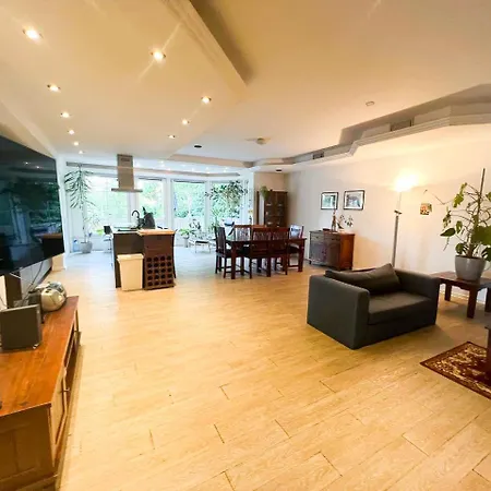Grosse & Voll Ausgestattete Apartments, Studios, Doppelzimmer, Workspace, Parkplatz, Netflix, Prime & Schnelles Wifi In Ruhiger Lage Mit Garten Apartment *