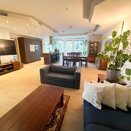 Grosse & Voll Ausgestattete Apartments, Studios, Doppelzimmer, Workspace, Parkplatz, Netflix, Prime & Schnelles Wifi In Ruhiger Lage Mit Garten *