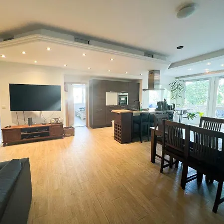 Grosse & Voll Ausgestattete Apartments, Studios, Doppelzimmer, Workspace, Parkplatz, Netflix, Prime & Schnelles Wifi In Ruhiger Lage Mit Garten