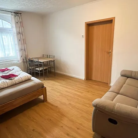 Grosse & Voll Ausgestattete Apartments, Studios, Doppelzimmer, Workspace, Parkplatz, Netflix, Prime & Schnelles Wifi In Ruhiger Lage Mit Garten Appartamento Rudolstadt