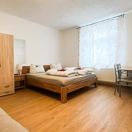 Grosse & Voll Ausgestattete Apartments, Studios, Doppelzimmer, Workspace, Parkplatz, Netflix, Prime & Schnelles Wifi In Ruhiger Lage Mit Garten *