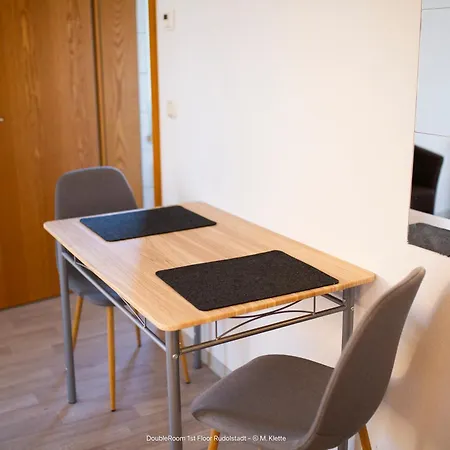 Grosse & Voll Ausgestattete Apartments, Studios, Doppelzimmer, Workspace, Parkplatz, Netflix, Prime & Schnelles Wifi In Ruhiger Lage Mit Garten