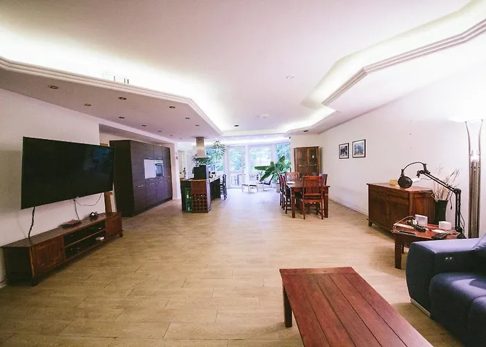 Grosse & Voll Ausgestattete Apartments, Studios, Doppelzimmer, Workspace, Parkplatz, Netflix, Prime & Schnelles Wifi In Ruhiger Lage Mit Garten