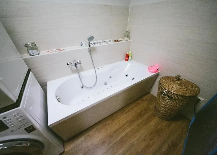 Grosse & Voll Ausgestattete Apartments, Studios, Doppelzimmer, Workspace, Parkplatz, Netflix, Prime & Schnelles Wifi In Ruhiger Lage Mit Garten