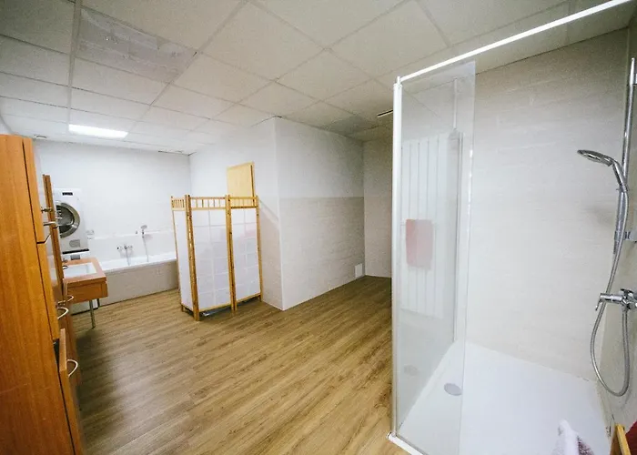 Grosse & Voll Ausgestattete Apartments, Studios, Doppelzimmer, Workspace, Parkplatz, Netflix, Prime & Schnelles Wifi In Ruhiger Lage Mit Garten