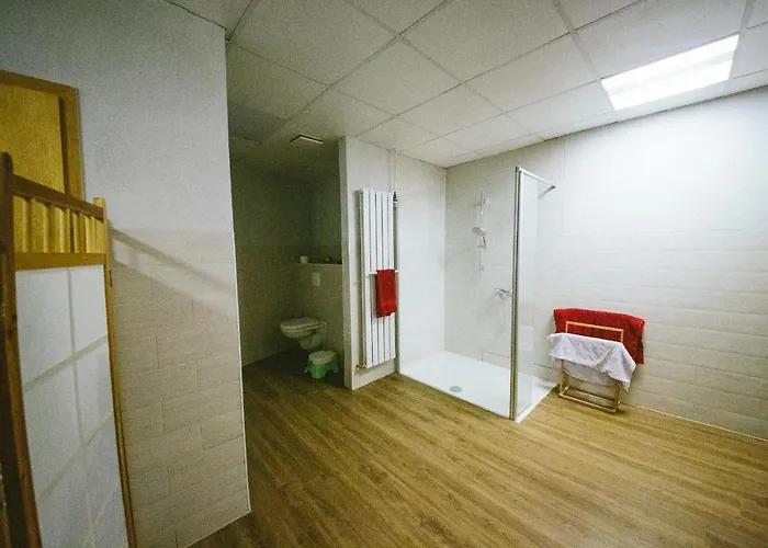 Grosse & Voll Ausgestattete Apartments, Studios, Doppelzimmer, Workspace, Parkplatz, Netflix, Prime & Schnelles Wifi In Ruhiger Lage Mit Garten *