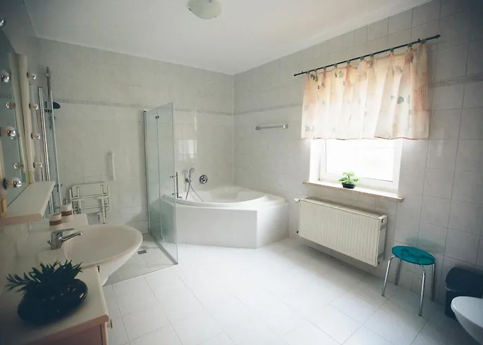 Grosse & Voll Ausgestattete Apartments, Studios, Doppelzimmer, Workspace, Parkplatz, Netflix, Prime & Schnelles Wifi In Ruhiger Lage Mit Garten Appartement Rudolstadt