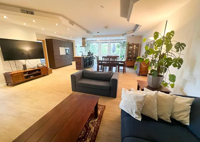 Grosse & Voll Ausgestattete Apartments, Studios, Doppelzimmer, Workspace, Parkplatz, Netflix, Prime & Schnelles Wifi In Ruhiger Lage Mit Garten *