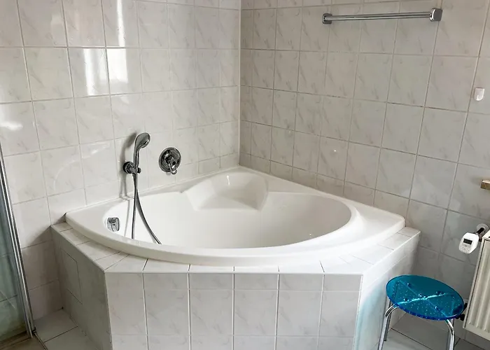 Grosse & Voll Ausgestattete Apartments, Studios, Doppelzimmer, Workspace, Parkplatz, Netflix, Prime & Schnelles Wifi In Ruhiger Lage Mit Garten *